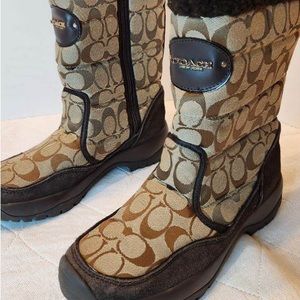 Coach Vibram Sonya Brown Logo Snow Boots Size 9
Upper Material: Leather